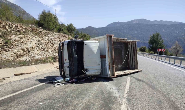 Antalya'da inşaat malzemesi yüklü kamyonet devrildi: 2 yaralı