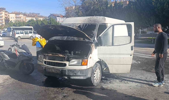Antalya'da kaportacıya bırakılan araçta yangın çıktı