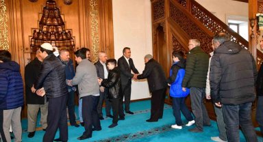 Ardahan'da protokol ile vatandaş camide bayramlaştı