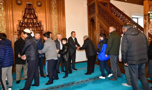 Ardahan'da protokol ile vatandaş camide bayramlaştı