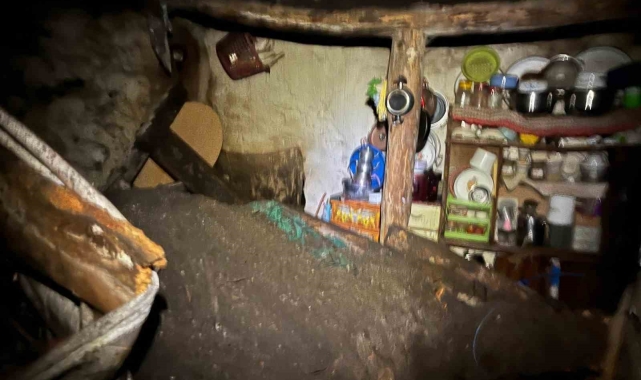 Ardahan'da toprak damlı ev çöktü: 1 yaralı