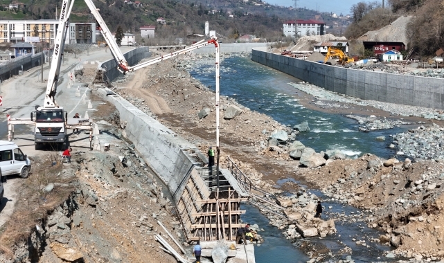 Arhavi'de Kapisre Deresi'nde ıslah çalışmaları devam ediyor