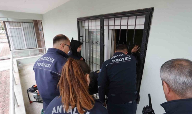 Arkadaşına ulaşamayan genç kız, gözyaşları içinde bekledi