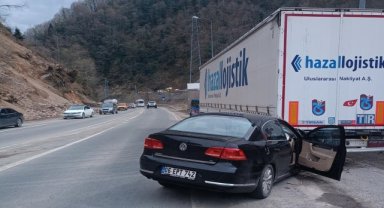 Artvin'de otomobilin park halindeki tıra çarptığı kazada 3 kişi yaralandı