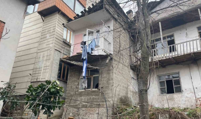 Artvin'de çamaşır asmaya çıktığı balkon çökünce yaralandı