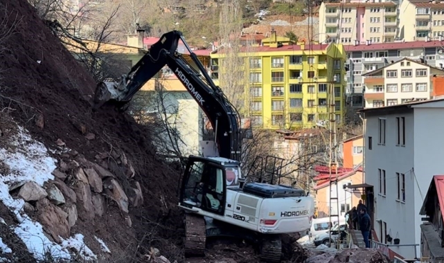 Artvin'de heyelan sonrası ekipler çalışmalarına başladı