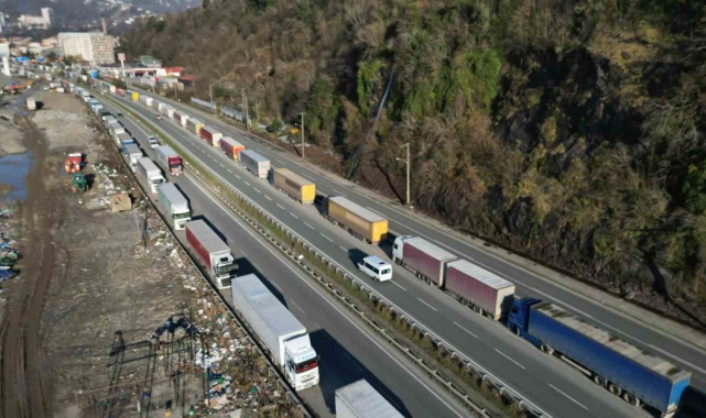 Artvin'de tır kuyruğunda iftar telaşı