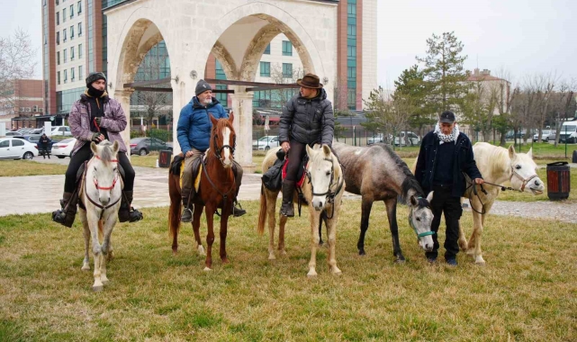 At sırtında İspanya'dan Mekke'ye giden hacı adayları Edirne'de dualarla uğurlandı