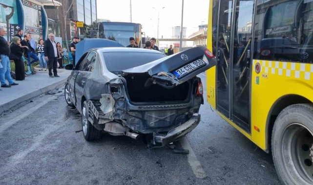 Avcılar'da otomobil önce İETT otobüsüne sonra bariyerlere çarptı: 2 yaralı