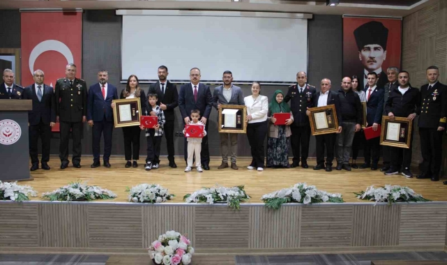 Aydın'da gazi ve şehit yakınlarına Devlet Övünç Madalya Beratı takdim edildi