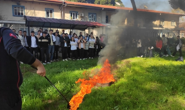 Aydın'da itfaiye ekipleri üniversite öğrencilerine yangın ve tahliye eğitimi verdi