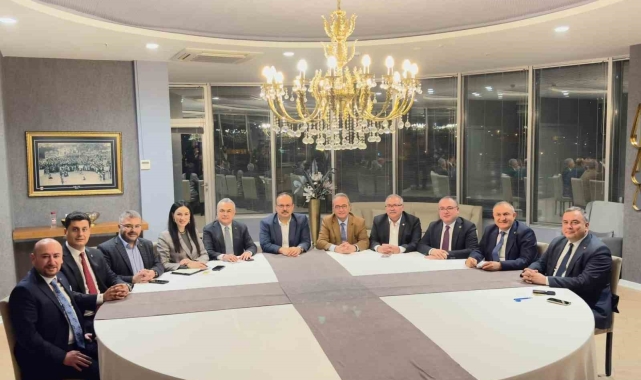 Aydın'ın vekilleri yaklaşık 10 yıl sonra 1 eksikle aynı karede fotoğraf verebildi