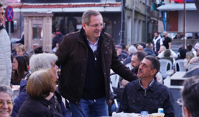 Ayvalık&#039;ta belediyenin verdiği iftara binlerce kişi katıldı