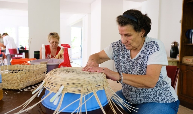 Ayvalık'ta mahalle evlerinde üretilenler ilgi görüyor