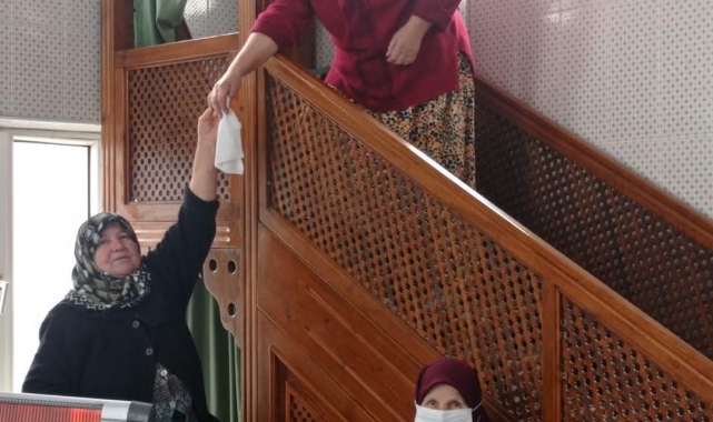 Babaeski&#039;de köylü kadınlar cami temizledi