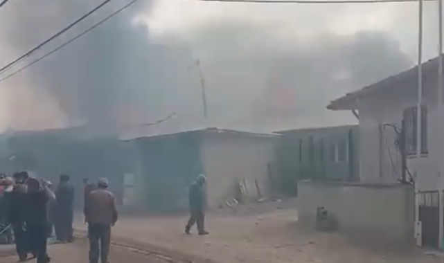 Bacadan çıkan yangın ahır ve samanlığı küle çevirdi