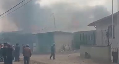 Bacadan çıkan yangın ahır ve samanlığı küle çevirdi