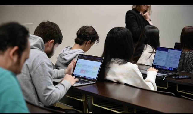 Bahçeşehir Üniversitesi'nde yapay zeka destekli chatbotlarla "Bilişim Girişimciliği" dersi
