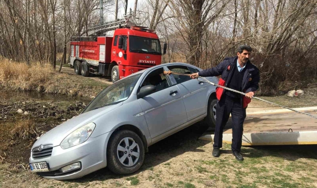 Bahçesindeki yangına yetişmek isterken kaza yaptı