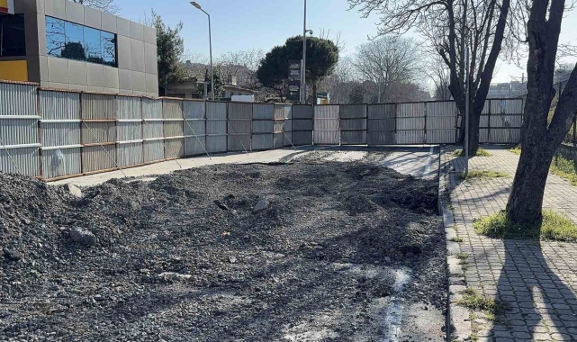 Bakırköy'de bir hafta önce çöken ve yapılmayan yol vatandaşı isyan ettirdi