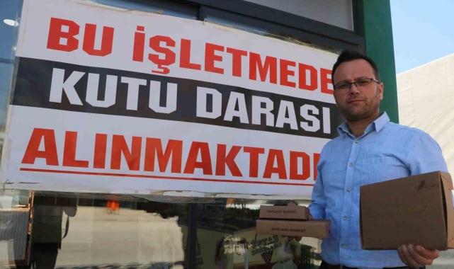 Baklava satışı yapan firma kutu darası tartışmasına 21 şubesine astığı pankartla son verdi