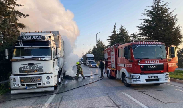 Balıkesir'de balataları yanan kamyon yol kapattı