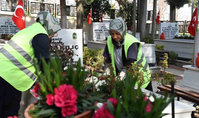 Balıkesir'de şehitlikler çiçeklerle donatıldı