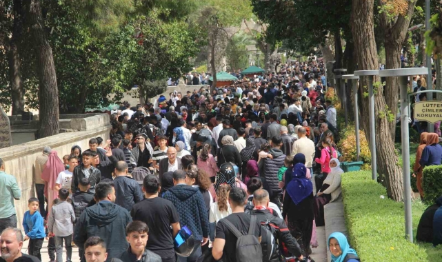 Balıklıgöl bayramın 2'nci gününde ziyaretçi akınına uğradı