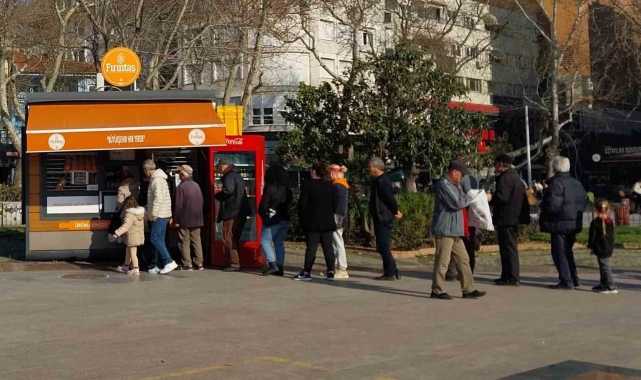 Bandırma'da uygun fiyatlı pide için uzun kuyruklar oluştu