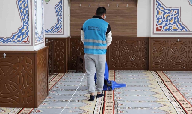 Bandırma'daki camileri yükümlüler temizledi