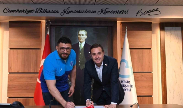 Başkan Ahmet Akın, şampiyon güreşçileri Balıkesir'in renklerine bağladı