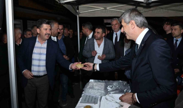 Başkan Alemdar, namaz çıkışı vatandaşa helva ikram etti