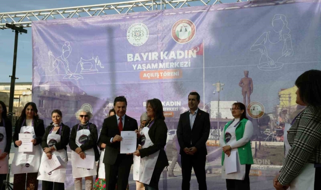 Başkan Aras'tan afişteki görüntüye tepki: "Kadını eve hapsedemezsiniz"