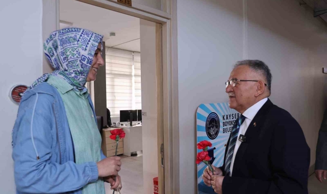 Başkan Büyükkılıç'tan Dünya Kadınlar Günü'ne 'karanfilli' kutlama