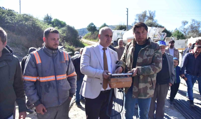 Başkan Kaya Arzular'a köprü için ilk betonu döktü