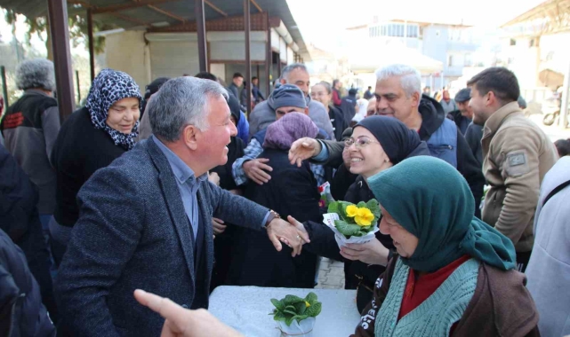 Başkan Kepenek Honazlı kadınlara çiçek takdim etti
