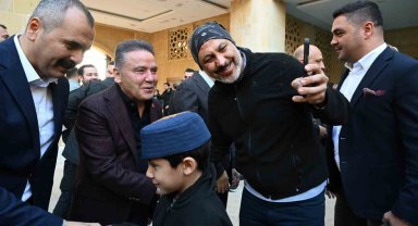 Başkan Muhitin Böcek vatandaşlarla bayramlaştı