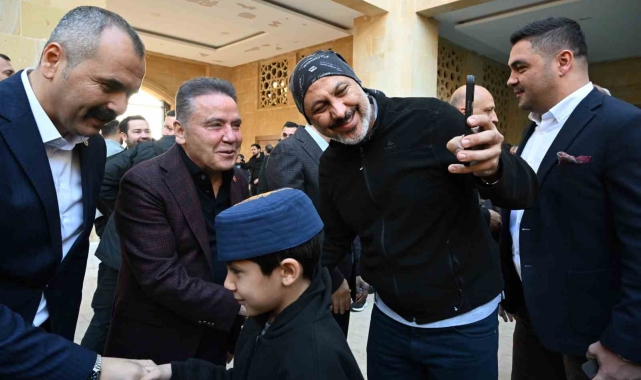 Başkan Muhitin Böcek vatandaşlarla bayramlaştı