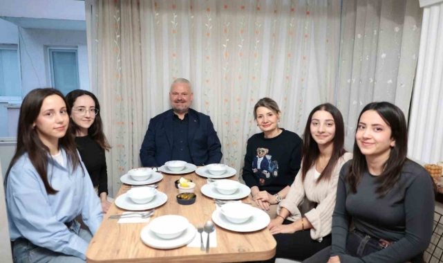 Başkan Pehlivan, öğrencilerin iftar sofrasına konuk oldu