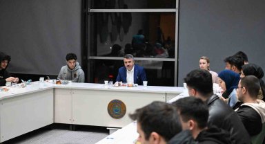 Başkan Yılmaz sahurda gençleri ağırladı