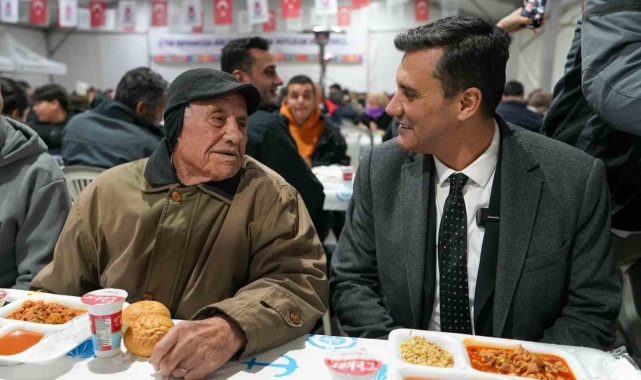 Başkan Zeyrek iftarda vatandaşlara yemek ikramında bulundu