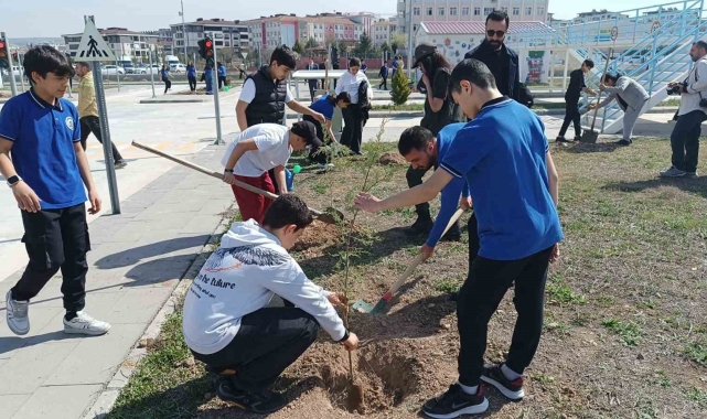 Batman'da 100 öğrenci 116 adet fidan dikti