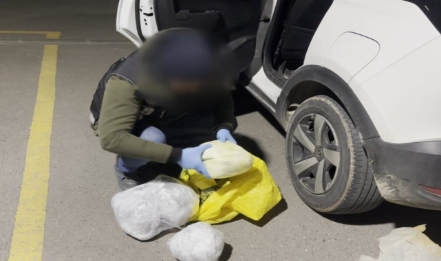 Batman'da durdurulan otomobilden 5 kilo 150 gram uyuşturucu ele geçirildi