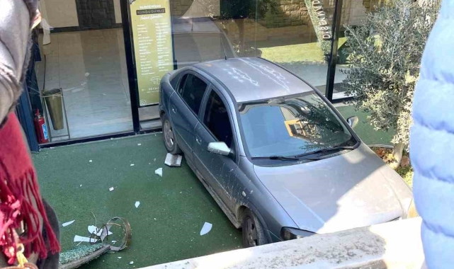 Batman'da el freni çekilmeyen otomobil bahçeye düştü