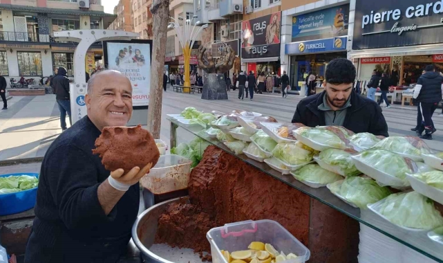Batman'da iftar öncesi çiğköfte kuyruğu