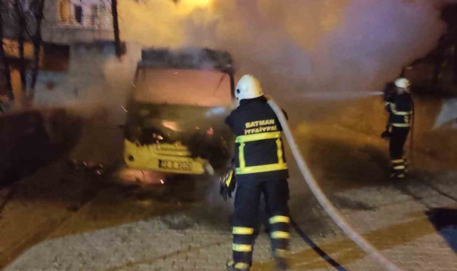 Batman'da park halindeki minibüs yandı