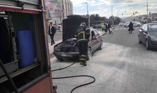 Batman'da seyir halindeki otomobil yandı