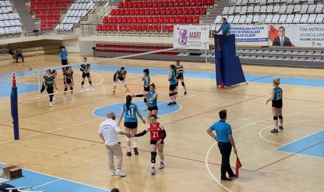 Bayburtlu kadın voleybolcular tüm maçları kazanarak finale yükseldi