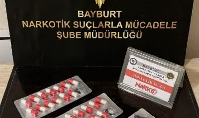 Bayburt'ta bir miktar uyuşturucu madde ve bir adet ruhsatsız tabanca ele geçirildi