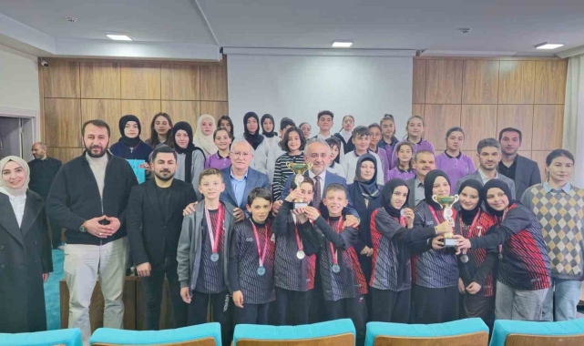 Bayburt'ta ezbere şiir okuma yarışmasında dereceye giren öğrenciler ödüllendirildi